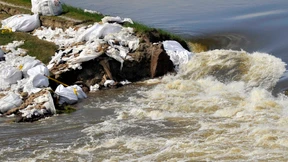 Mit Hubschraubern gegen die Flut