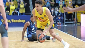 Ein Tänzer zwischen den Körben für Alba Berlin