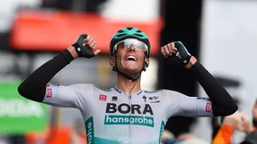 Nils Politt streift sich rotes Trikot über