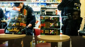 Im Hinterzimmer werden die Ermittler fündig