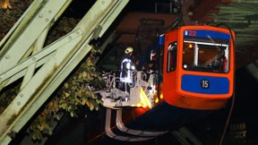 Feuerwehr befreit 76 Menschen aus Schwebebahn