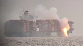 Flammen auf Containerschiff