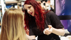 „Oh, schauen Sie mal, was mir mit dem Mascara passiert ist“