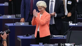 Von der Leyen verteilt Bonbons