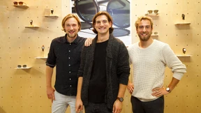 Vier Freunde auf dem Holzweg