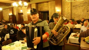 Ein Prosit mit  Schwarzbier auf den  Thronfolgertod!
