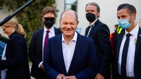 Scholz fühlt sich Merkel trotz Kritik verbunden