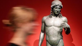 Formvollendete Schönheit für erotisierende Gespräche