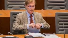 Gefährliche Groteske für Peter Biesenbach