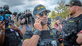 Proud-Boys-Anführer zeigt vor Gericht das Victory-Zeichen