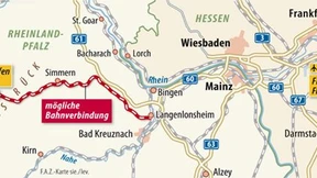 Bahnstrecke zum Flughafen Hahn in weiter Ferne