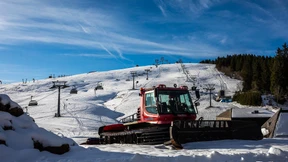 Pistenraupe überrollt Skifahrer