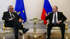 Juncker balanciert durch Petersburg