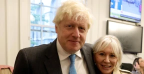 Dr. No tötet Hasen und ernennt Premierminister