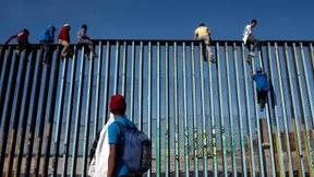 Erste Flüchtlinge klettern auf Grenzzaun