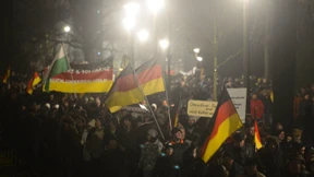 Polizisten müssen Demonstranten aufhalten