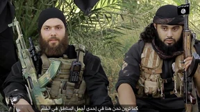 IS-Kämpfer schießen mit deutschen Waffen