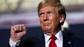 Schwärmen von einem Clown, der Diktator sein will