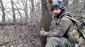 Mit dem Schädel in der Hand