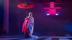 Man wirft mit rohem Fleisch