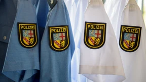 Private Sicherheitsleute bewachen leere Polizeiinspektionen