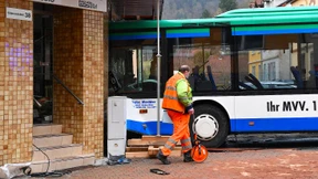 Schulbus rast in Hauswand