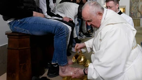 Papst wäscht Häftlingen die Füße