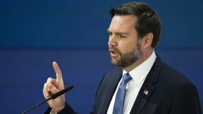 Vance schwenkt das blaue Fähnchen