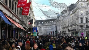 Menschenmassen zum Shoppen in London unterwegs