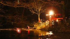 Mann mit Baby aus Teich gerettet