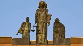 Nervige Groupies, merkwürdige Zeugen, unklarer Schlag