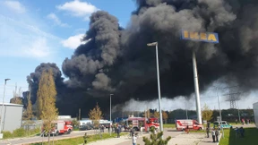 Großbrand auf Schrottplatz in Neuss