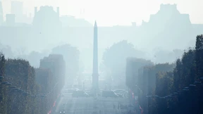 Frau bringt Baby auf Place de la Concorde zur Welt