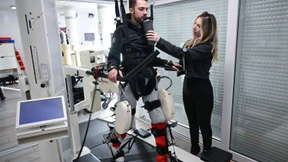 Querschnittsgelähmter Eishockeyspieler verklagt Gegner