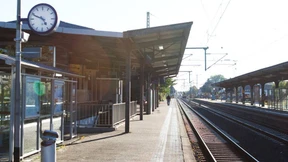 Junge Frau läuft über Gleise und wird getötet