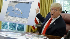 Trump stützt sich auf abgeänderte Karte