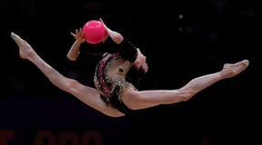 Darja Varfolomeev gewinnt Gold mit Reifen und Ball