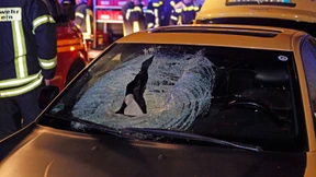 Erdklumpen von Brücke geworfen: Drei Verletzte