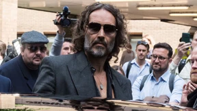 Russell Brand plädiert auf nicht schuldig