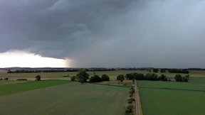 Der Sommer startet schwül und gewittrig