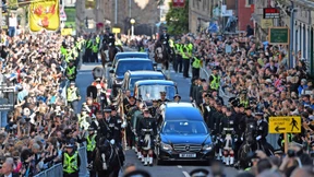 Tausende nehmen in Edinburgh von Königin Elisabeth II. Abschied