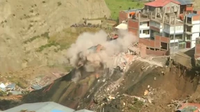 Erdrutsch reißt Häuser in die Tiefe