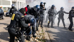 Mehr als 50 Polizisten bei Demonstration von AfD-Gegnern verletzt