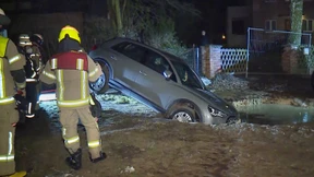 Wasserrohrbruch reißt vier Meter großen Krater in Berliner Straße