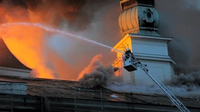Verheerender Großbrand in Rigaer Schloss
