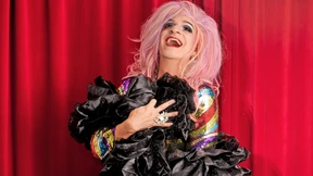 Nachts Dragqueen, tagsüber in der Bank