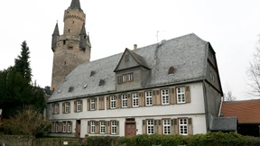 Schlafen und Speisen im Schatten des Adolfsturms