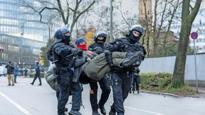 Mit Kot und Urin gegen die Staatsgewalt