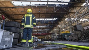 Großbrand einer Lagerhalle in Kassel – Drei Leichtverletzte bei Unfall