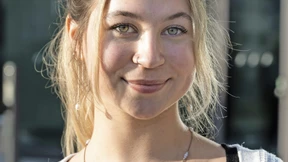 Lernt gern in der Bibliothek